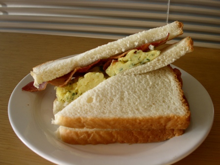 [bacon+n+eggs+sandwich.JPG]
