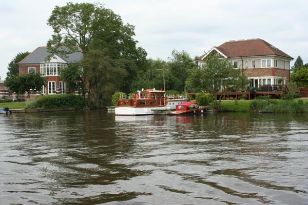[boat+and+house.jpg]