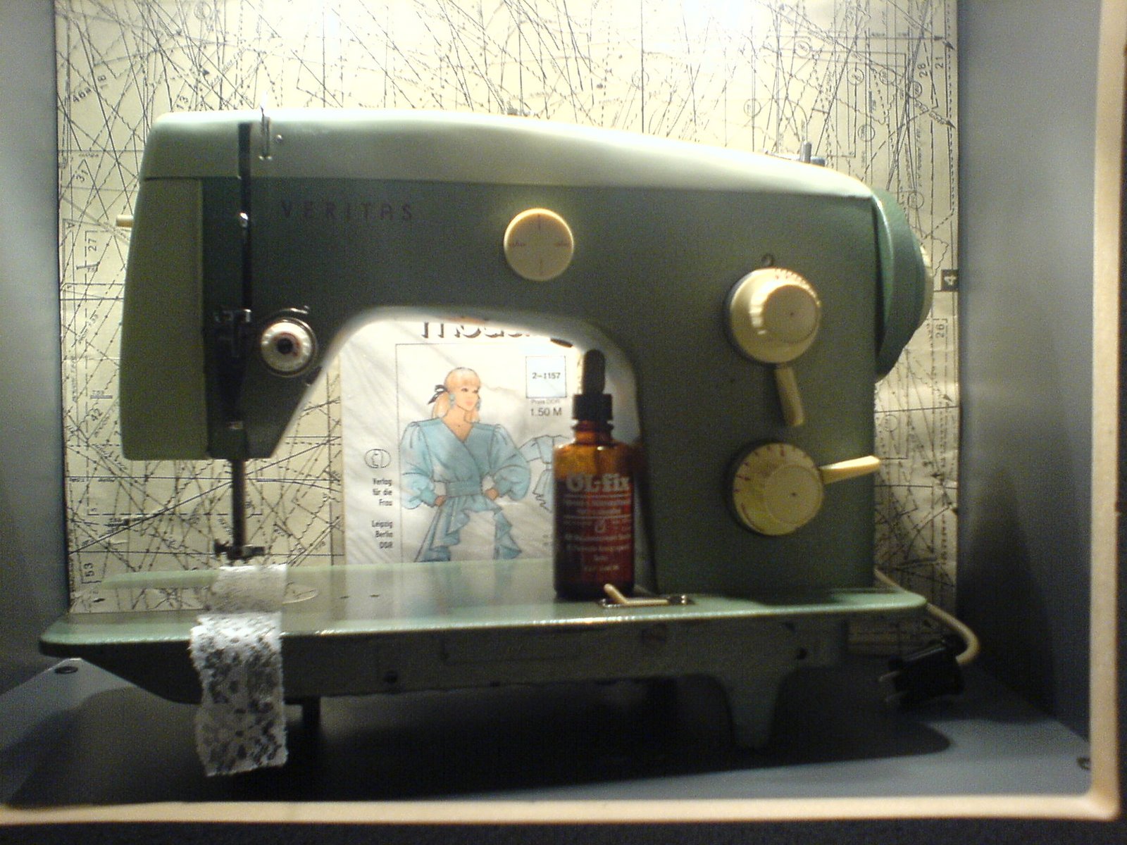 [DDR+Museum+Sewing+Machine.JPG]