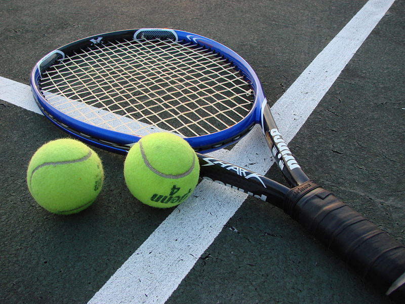[800px-Tennis_Racket_and_Balls.jpg]