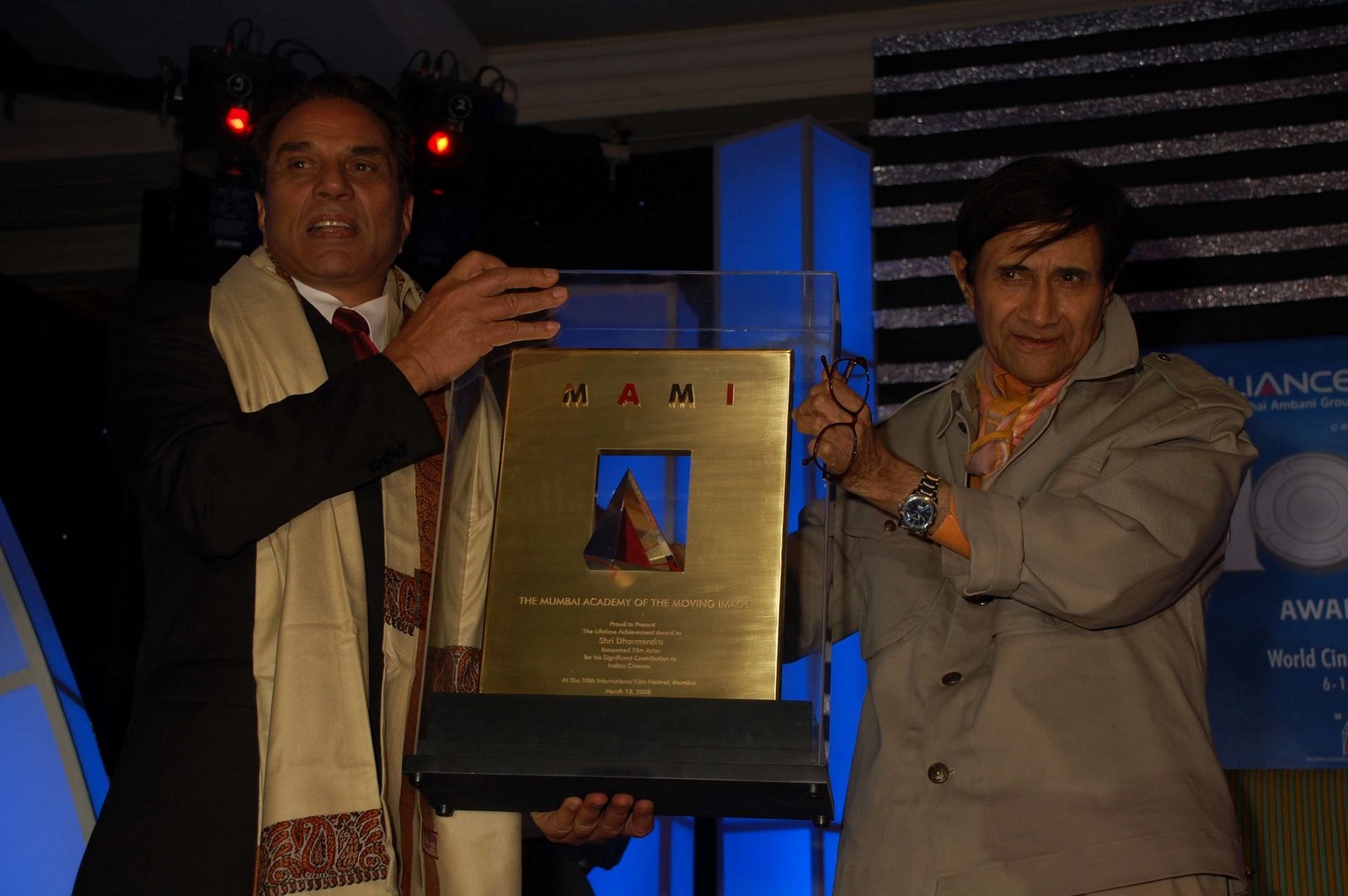 [Dharmendra+Deol+received+The+Lifetime+Achievement+Award+from+chief+guest+Dev+Anand.JPG]