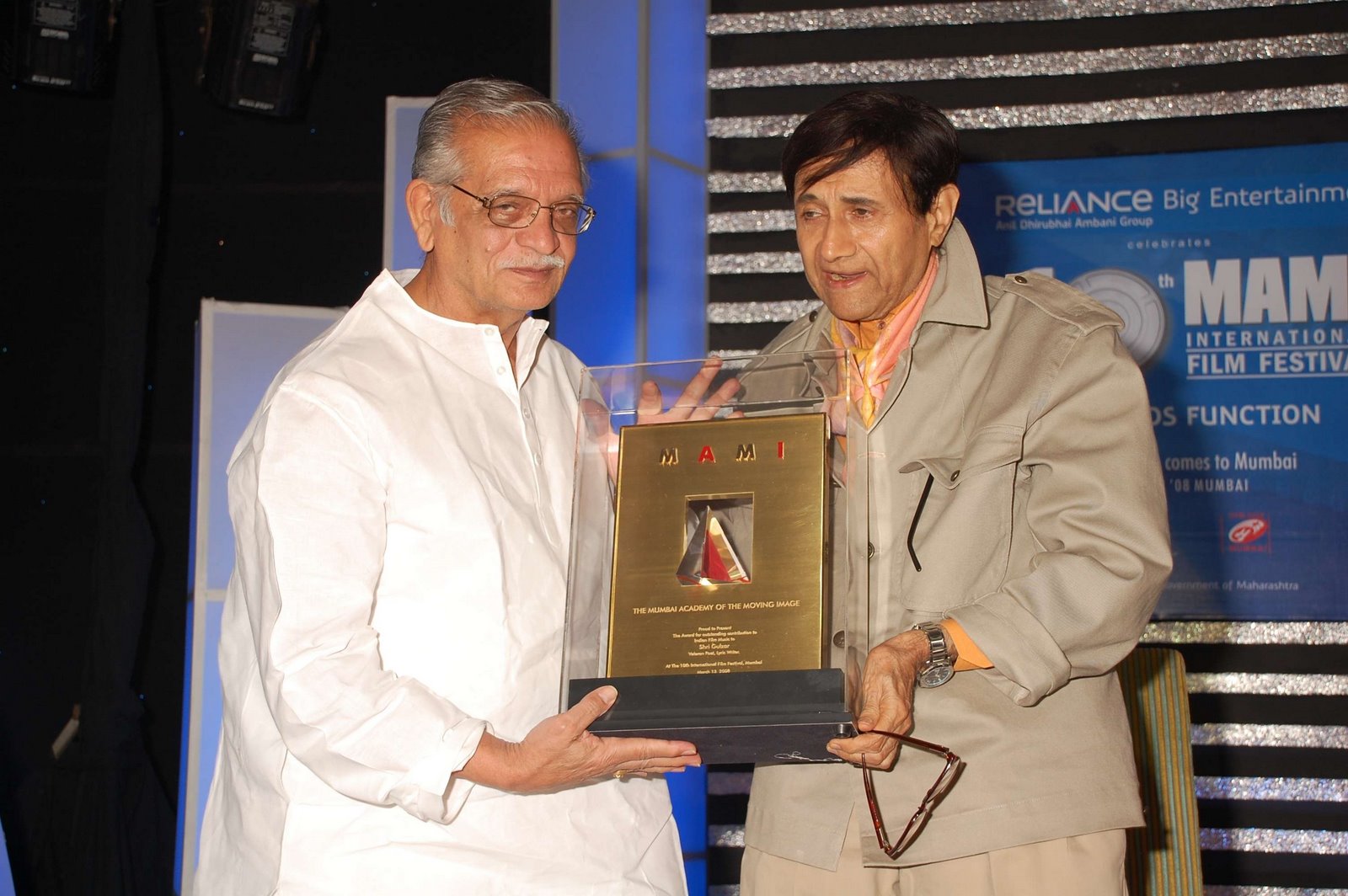 [Shri+Gulzar+Felicitated++by+Dev+Anand+for+Outstanding+Contribution+to+Indian+Film+Music+as+Lyrics+Writer.JPG]