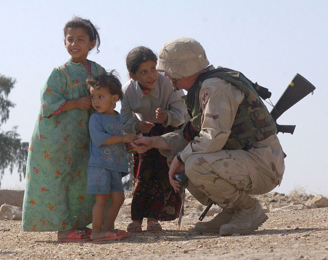 [Soldier+befriended+kids+in+Iraq.jpg]