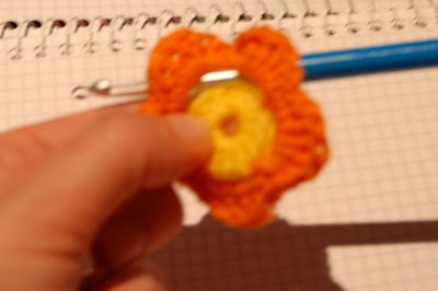 لعمل وردة بالكروشي Fleur+au+crochet-11
