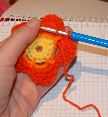 لعمل وردة بالكروشي Fleur+au+crochet-24