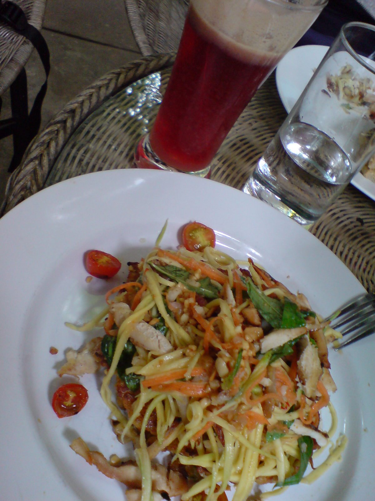 [mango+salad+with+grilled+chicken+and+homemade+corn+pancake+plus+pomegranate+juice+hp.JPG]