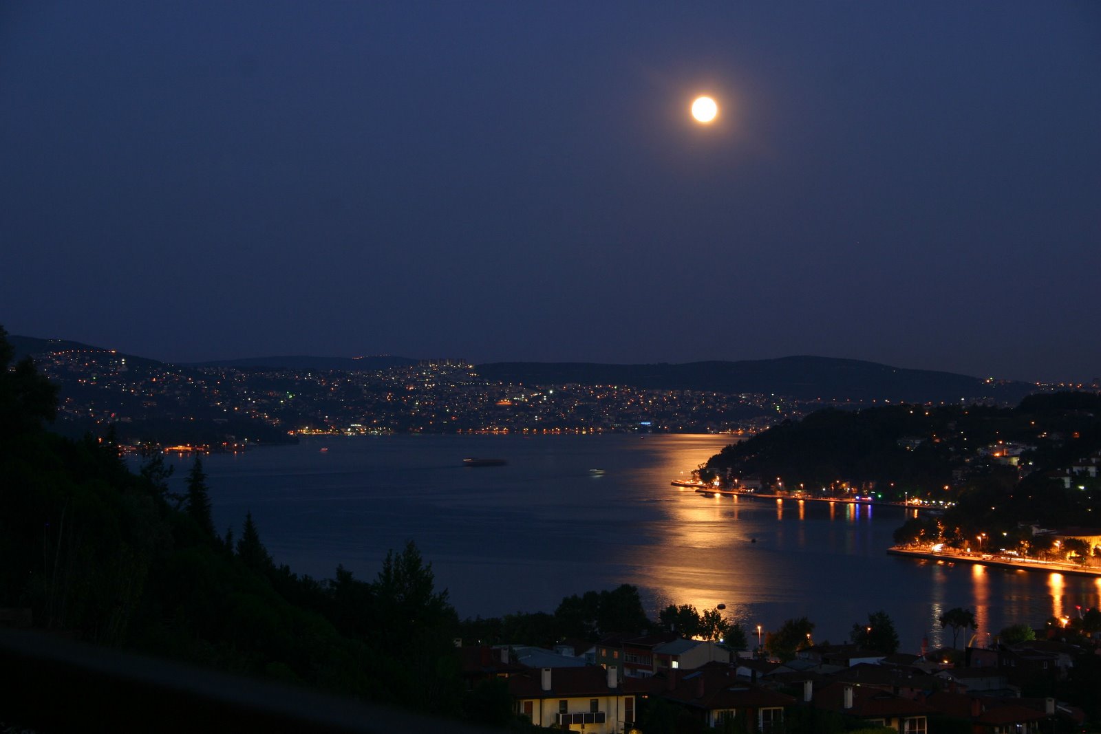 [Tugrul-Ussakli-Fullmoon_over_Bosphorus-Istanbul_1216365151.jpg]