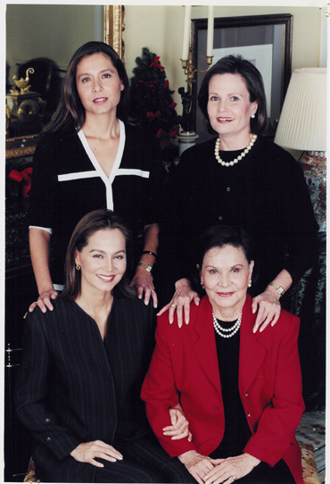 [isabel+preysler+with+sisters+and+mom.jpg]