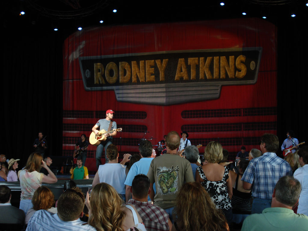 [2008-06-14+Rodney+Atkins+Singing+-+WatchingYou.jpg]