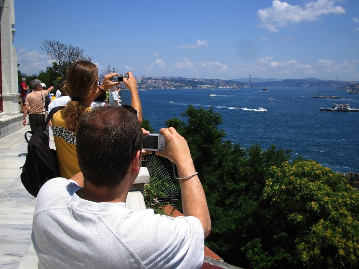 [stupid+tourists+taking+pictures+of+the+bosporus.jpg]