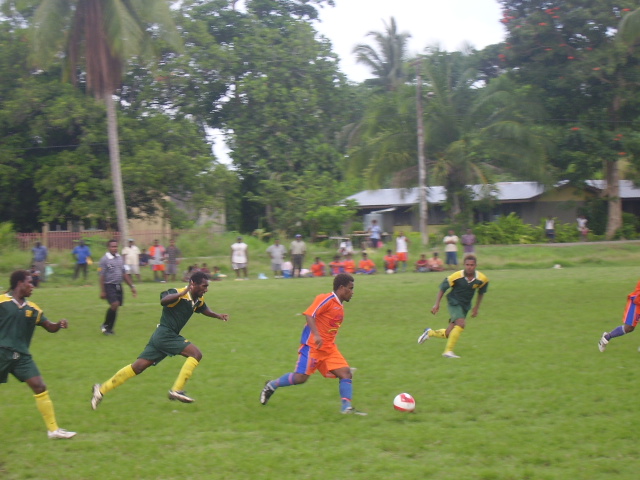 Santos midfielder Darwin with the ball