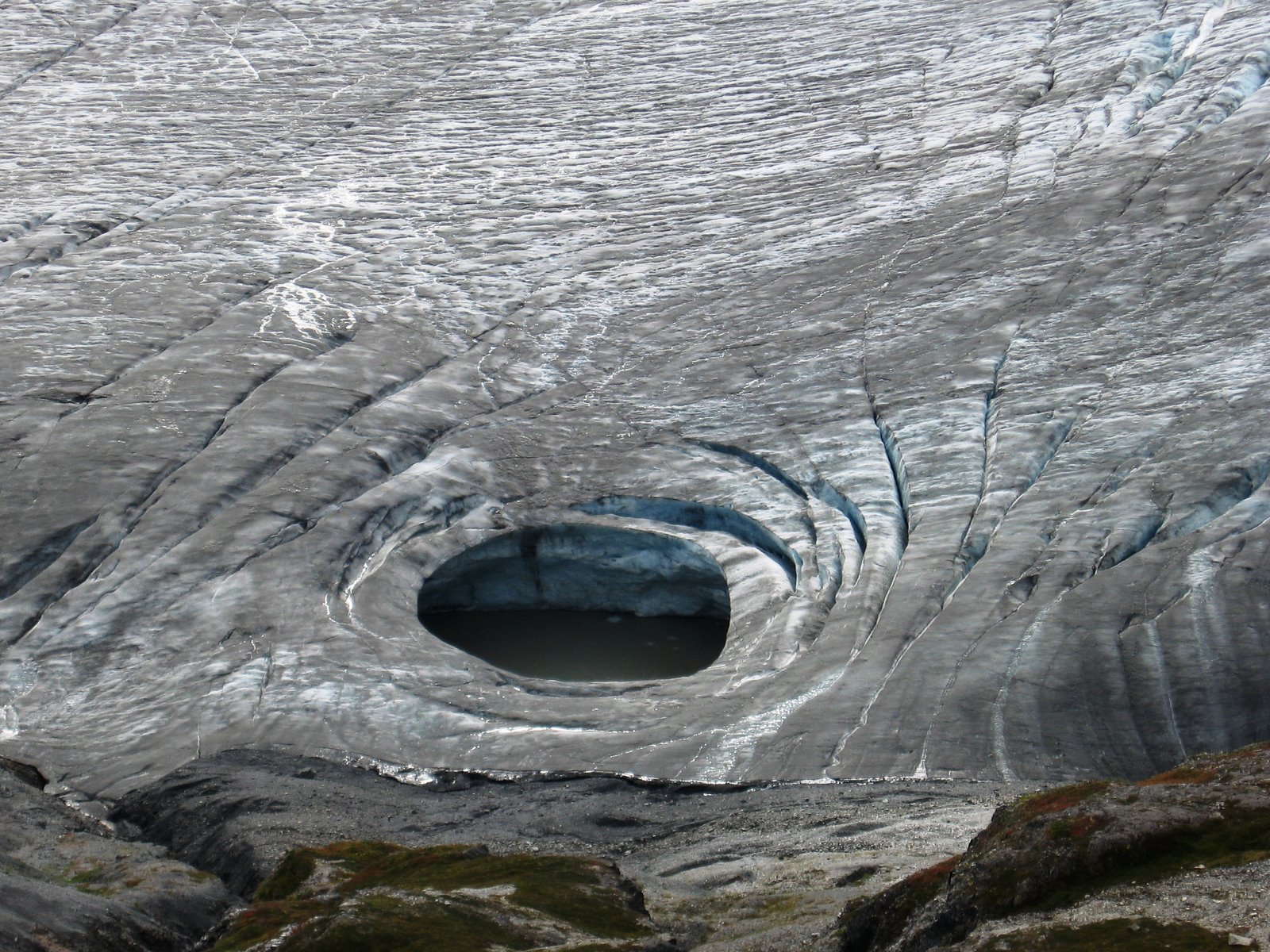 [hole+in+the+glacier.JPG]