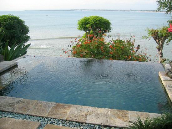 [Images-b1070657S-The_pool_at_the_Four_Seasons_Jimbaran_Bay_the_airport_in_the_distance.jpg]