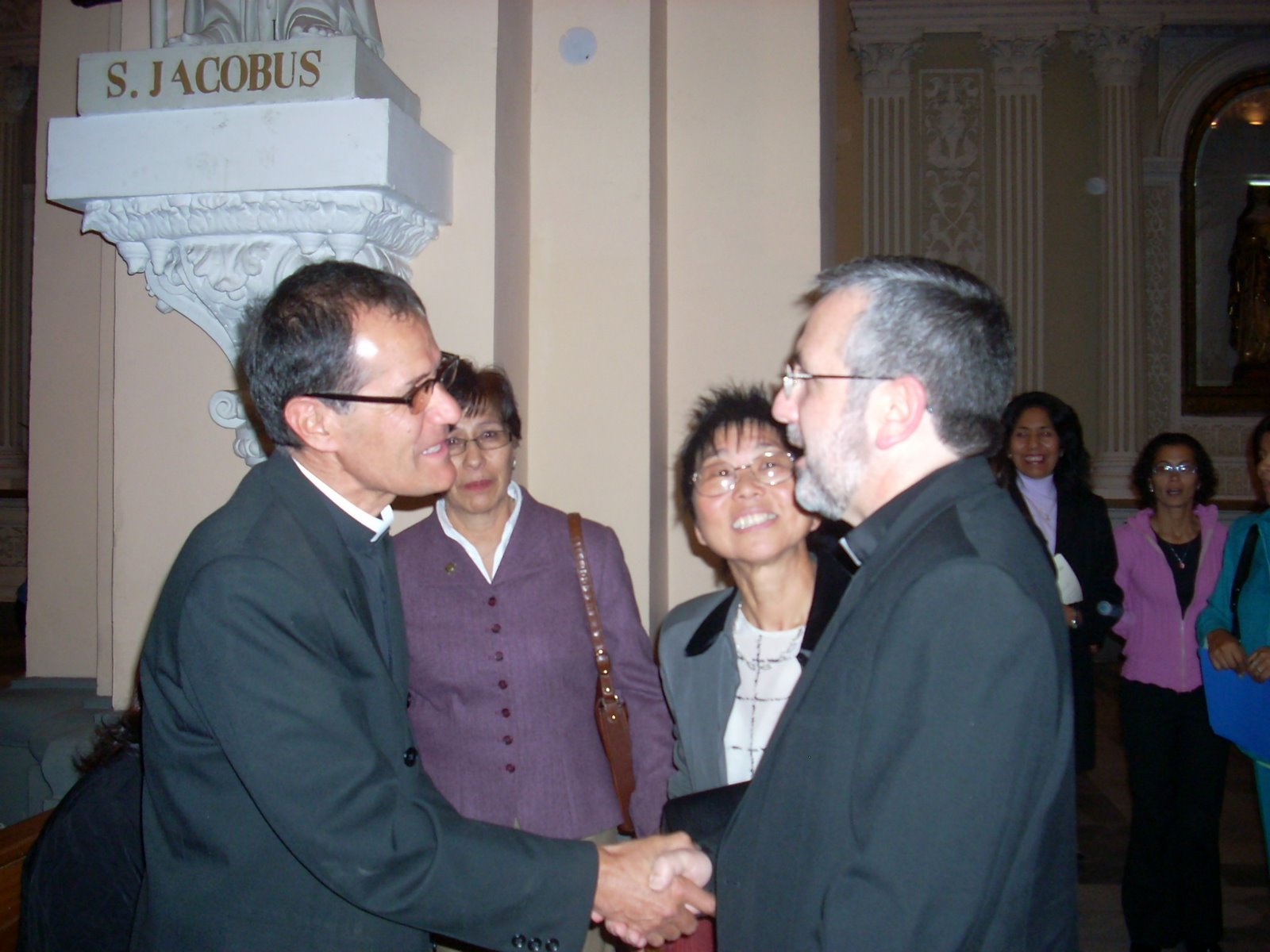 [Foto+con+arzobispo+de+Arequipa.JPG]
