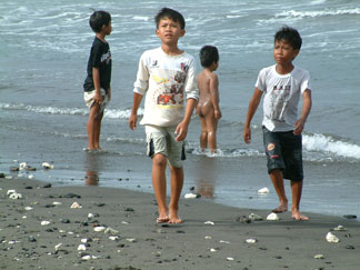 [Kids-on-beach.jpg]
