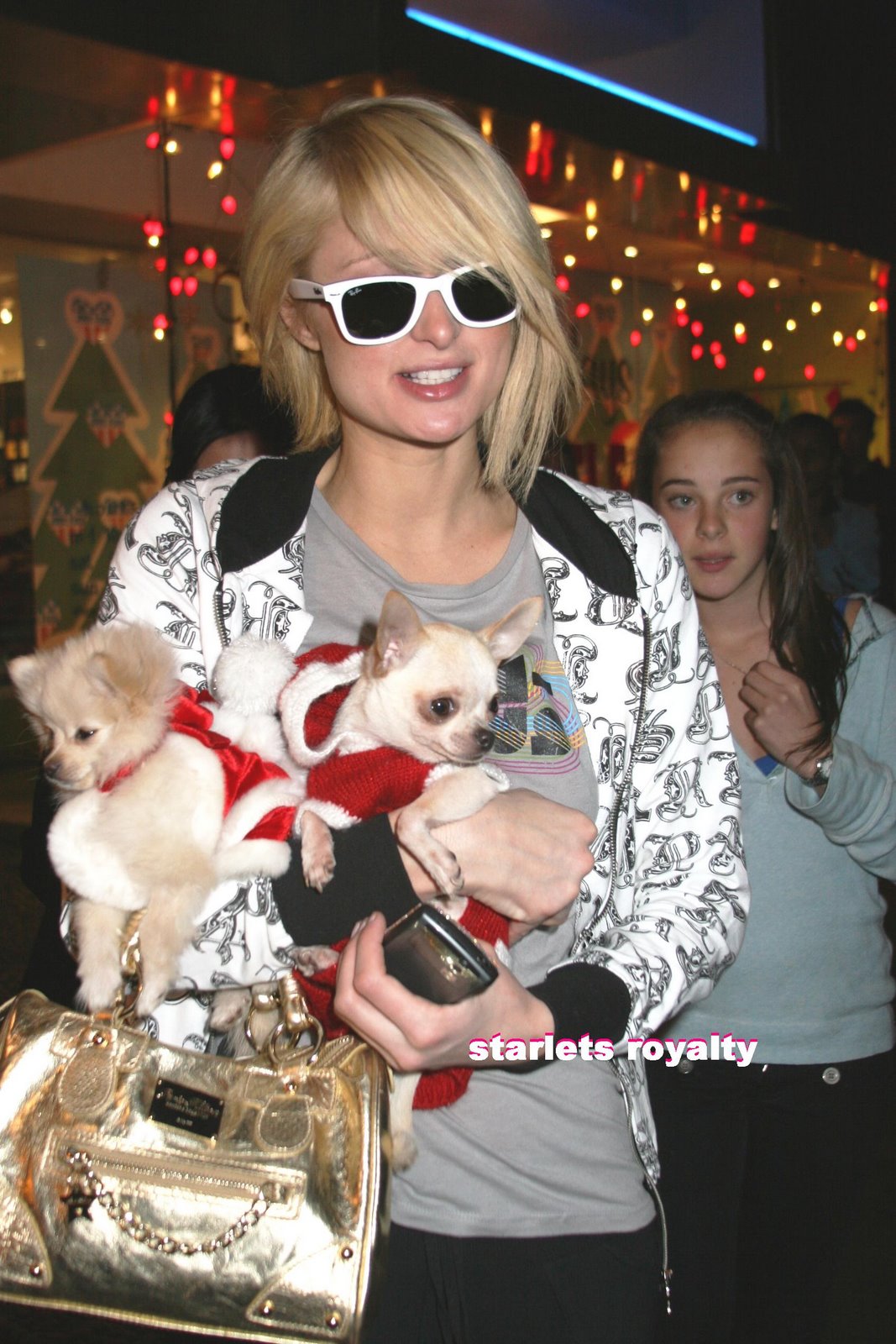 [13459_Celebutopia-Paris_Hilton_out_and_about_with_her_pooches_in_Los_Angeles-03_122_1123lo.jpg]