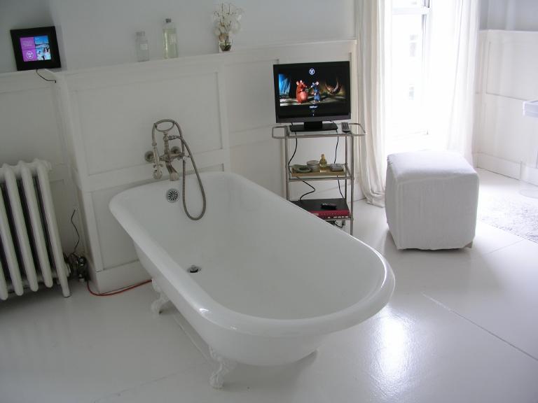 [Bathroom+with+HDTV+and+digital+photo+frame.jpg]