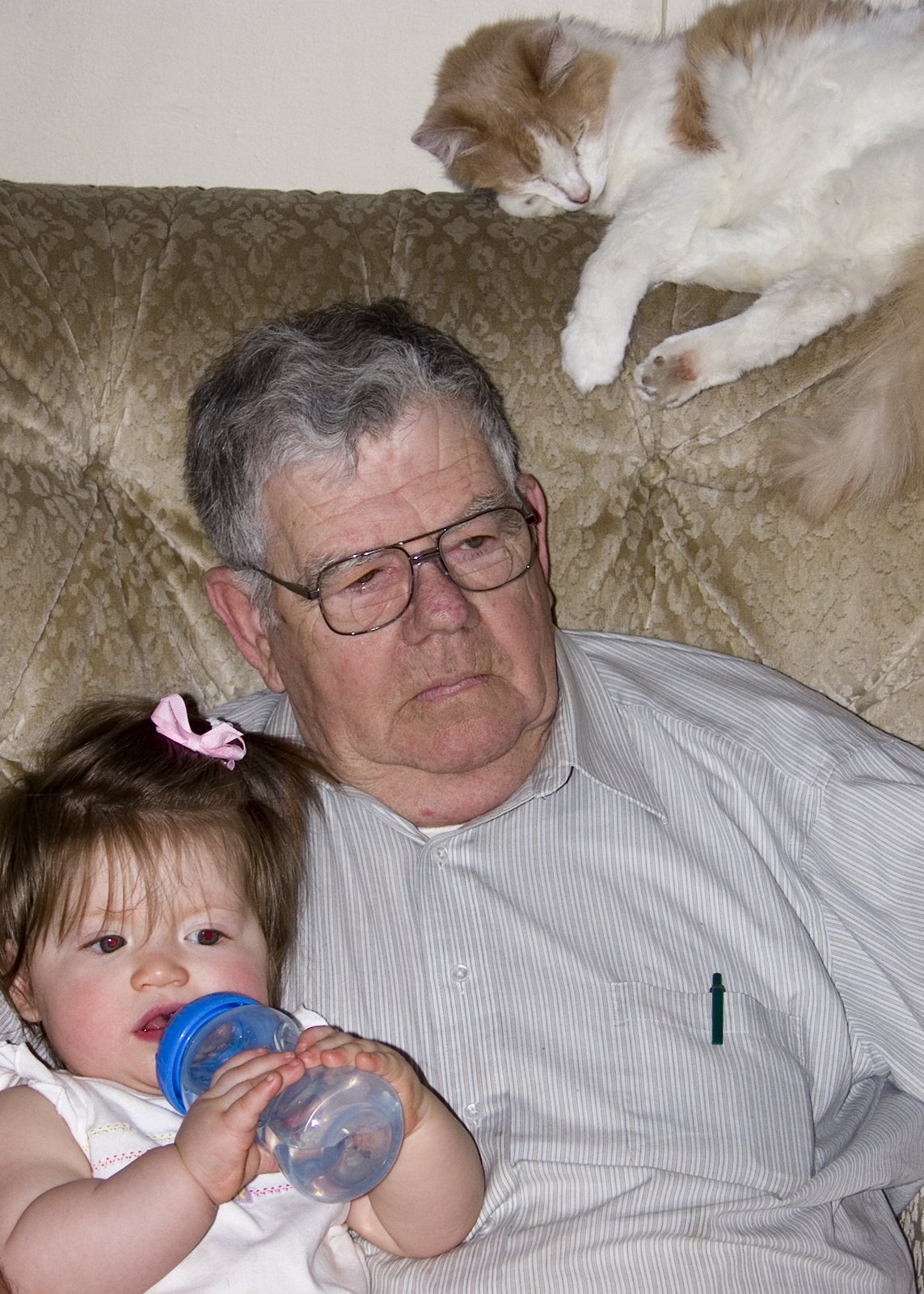 [+olivia+with+grandpa+phil+on+chair.JPG]