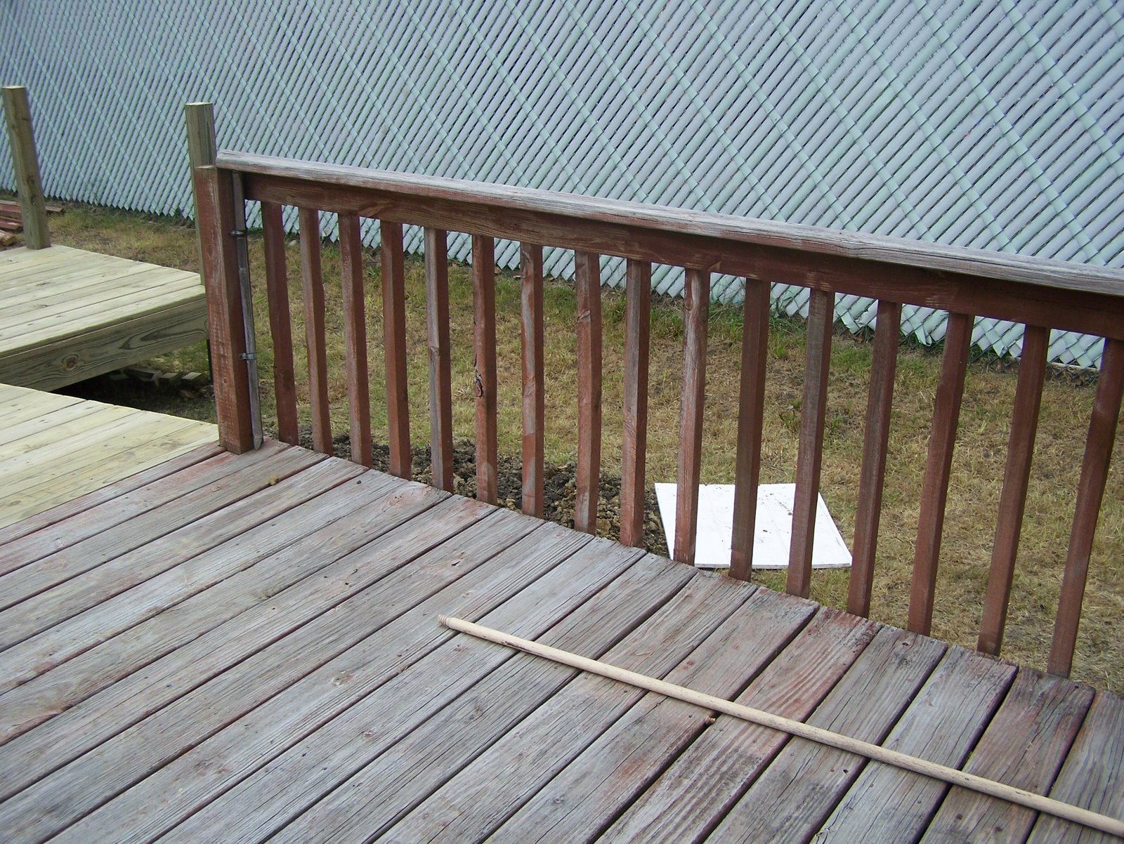 [ramp+will+go+around+this+right+corner+to+front+fence.jpg]