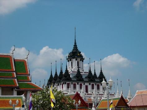 [p351915-Bangkok-Wat_Ratchanaddaram_-_The_Black_Metal_Pagoda.JPG]