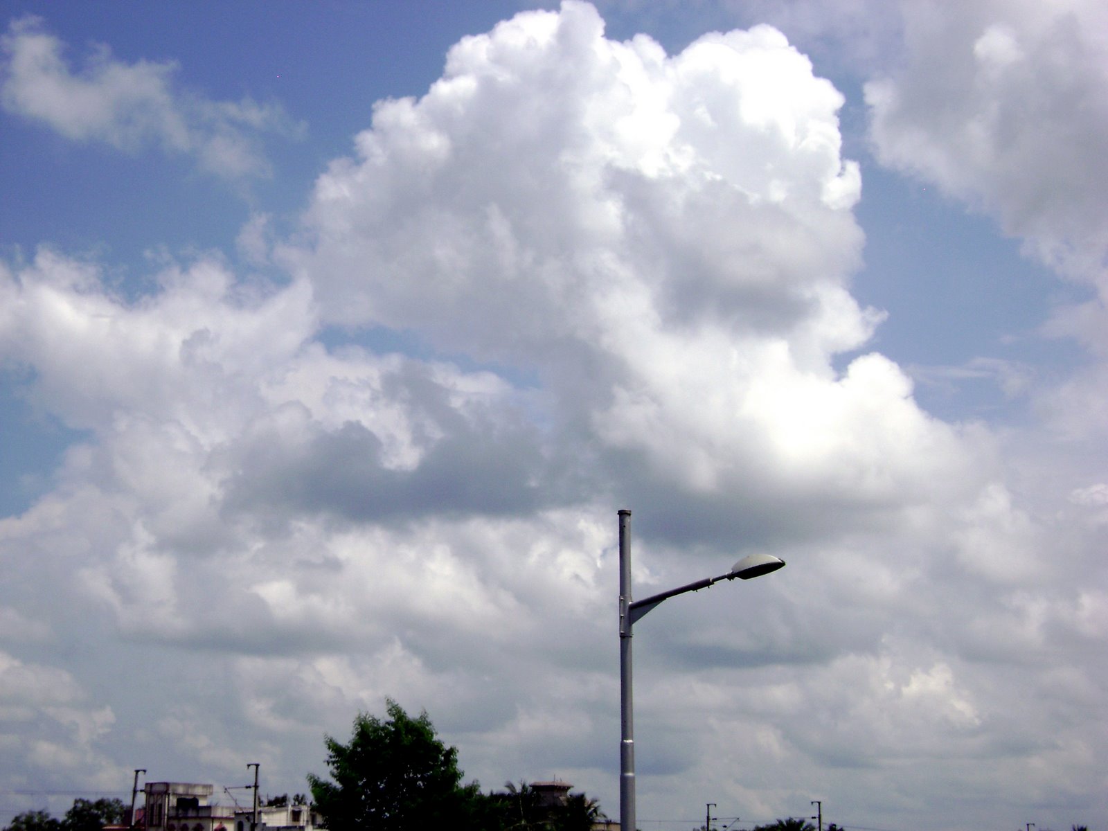 [city-sky-clouds-002.JPG]