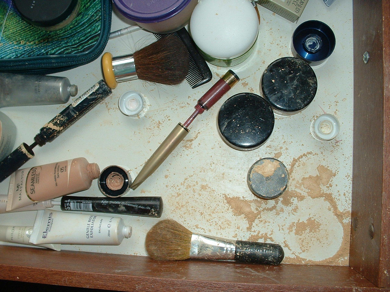 [Make+up+drawer.JPG]