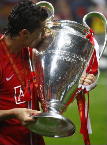 [Ronaldo+kisses+Champions+League+trophy.jpg]