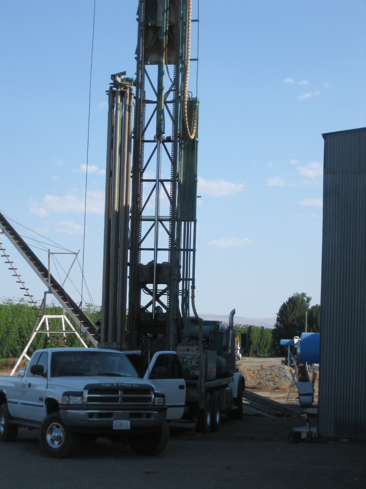 [Drilling+a+new+well+July+16,+2008.jpg]