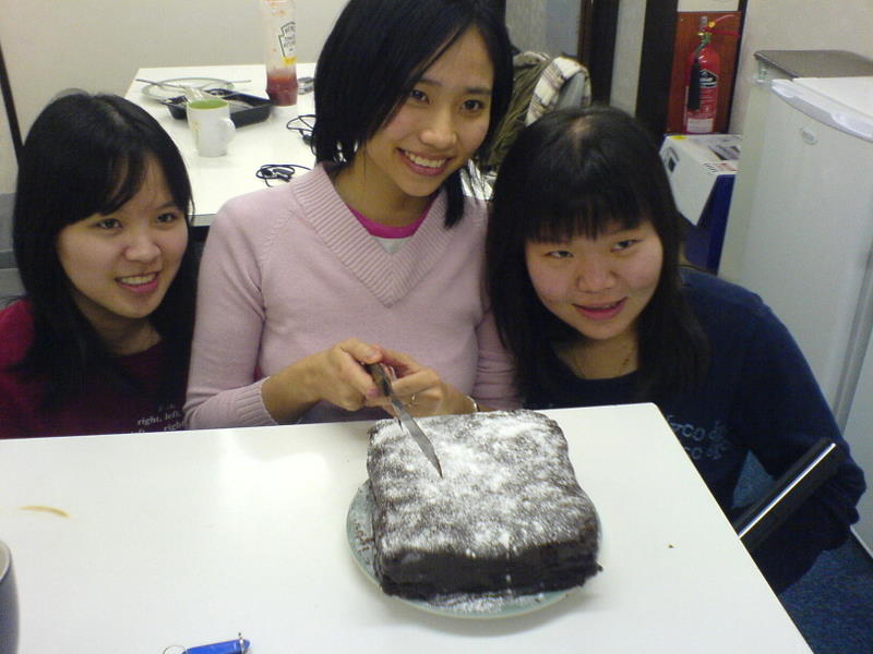 [Copy+of+Yi+Wei's+first+successful+chocolate+fudge+cake...+Thanks+Sarah.JPG]