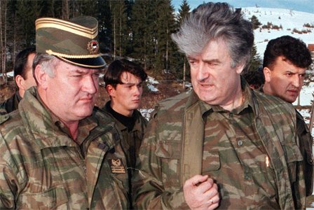 [De+toenmalige+Bosnisch-Servische+leider+Radovan+Karadzic+(rechts)+met+generaal+Ratko+Mladic+op+archiefbeeld+in+april+1995.jpg]
