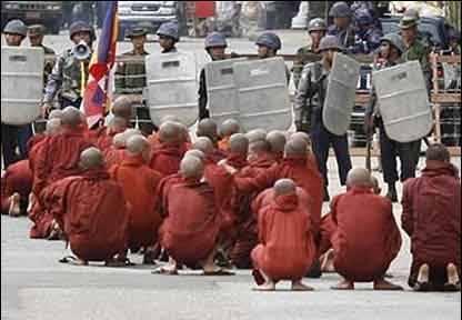 [burma-buddhist-monks.jpg]