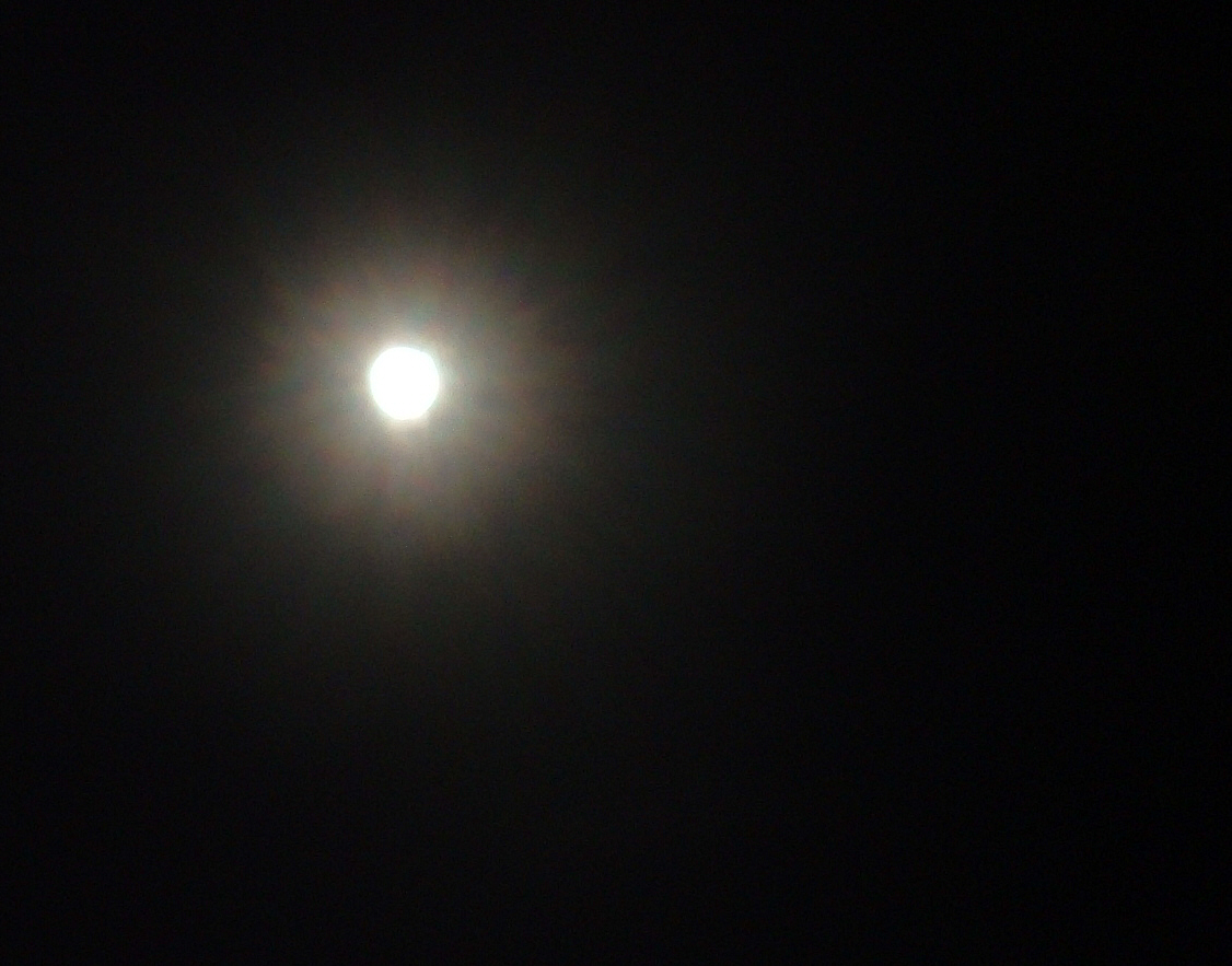 [Full+Moon+pre-eclipse.jpg]