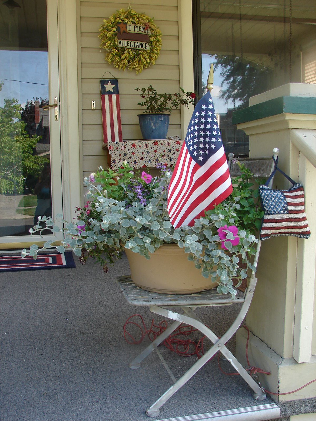[patriotic+porch+001.JPG]