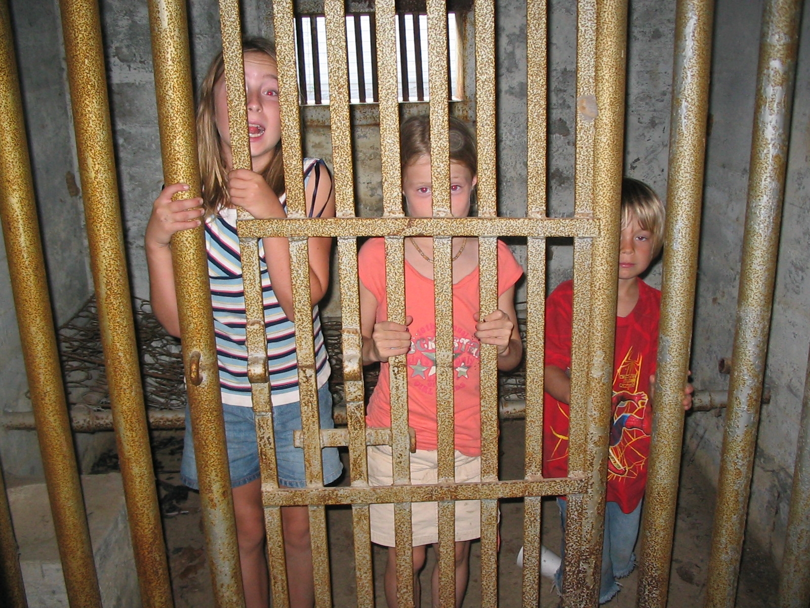 [kids+in+jail.JPG]