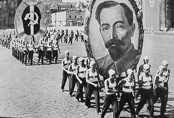 [soviet-parade.jpg]