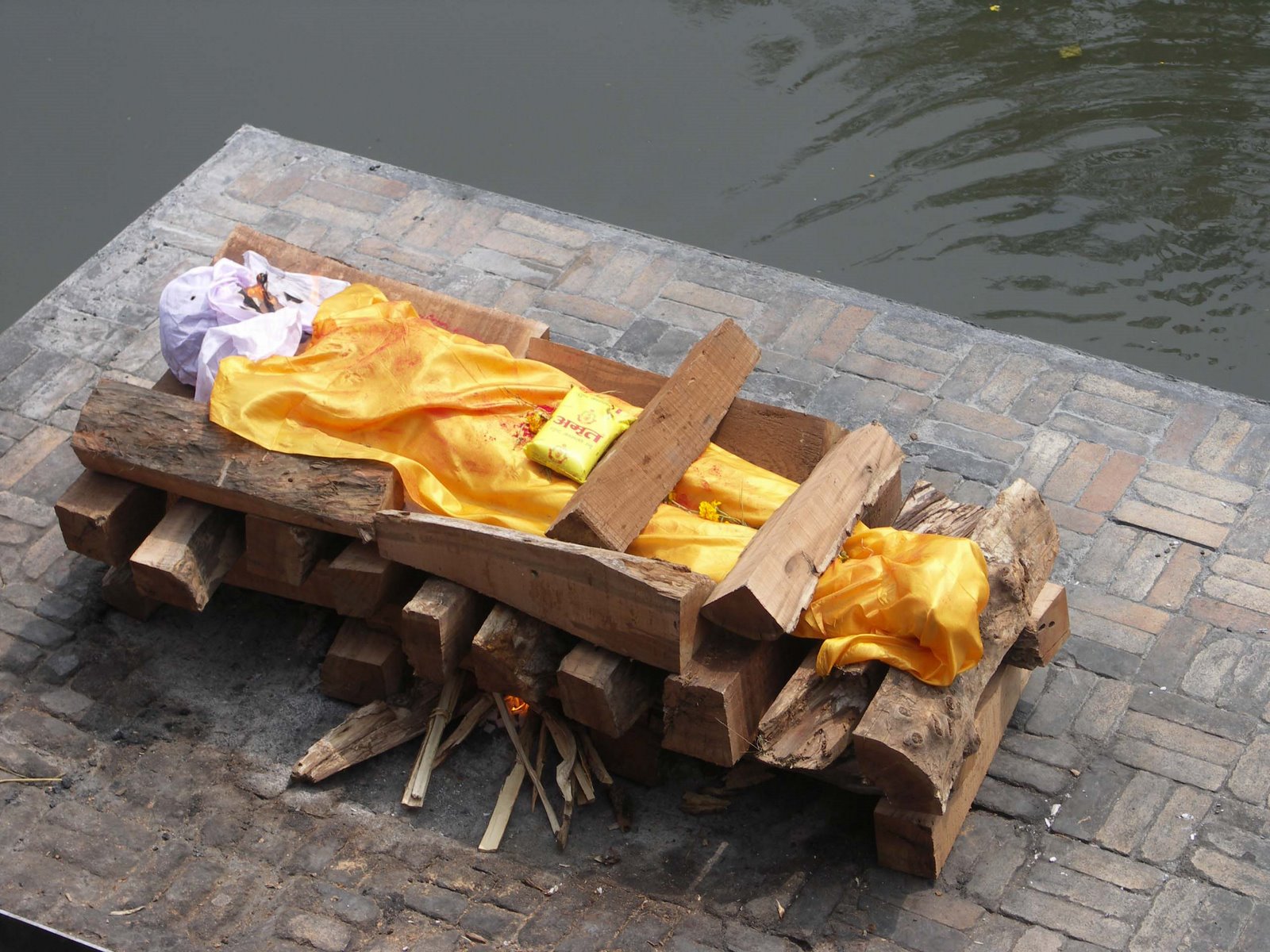 [a175.+Body+prepared+for+cremation,+Pasupatinath.jpg]