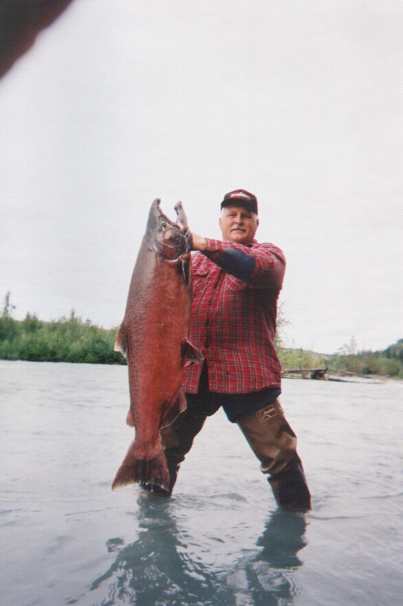 [klutinacharters-gent-with-big-salmon.jpg]