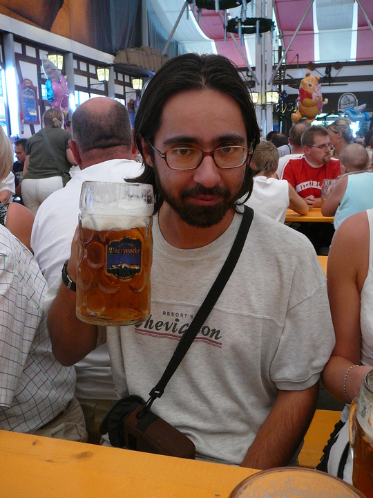 [Erik+with+full+beer.jpg]