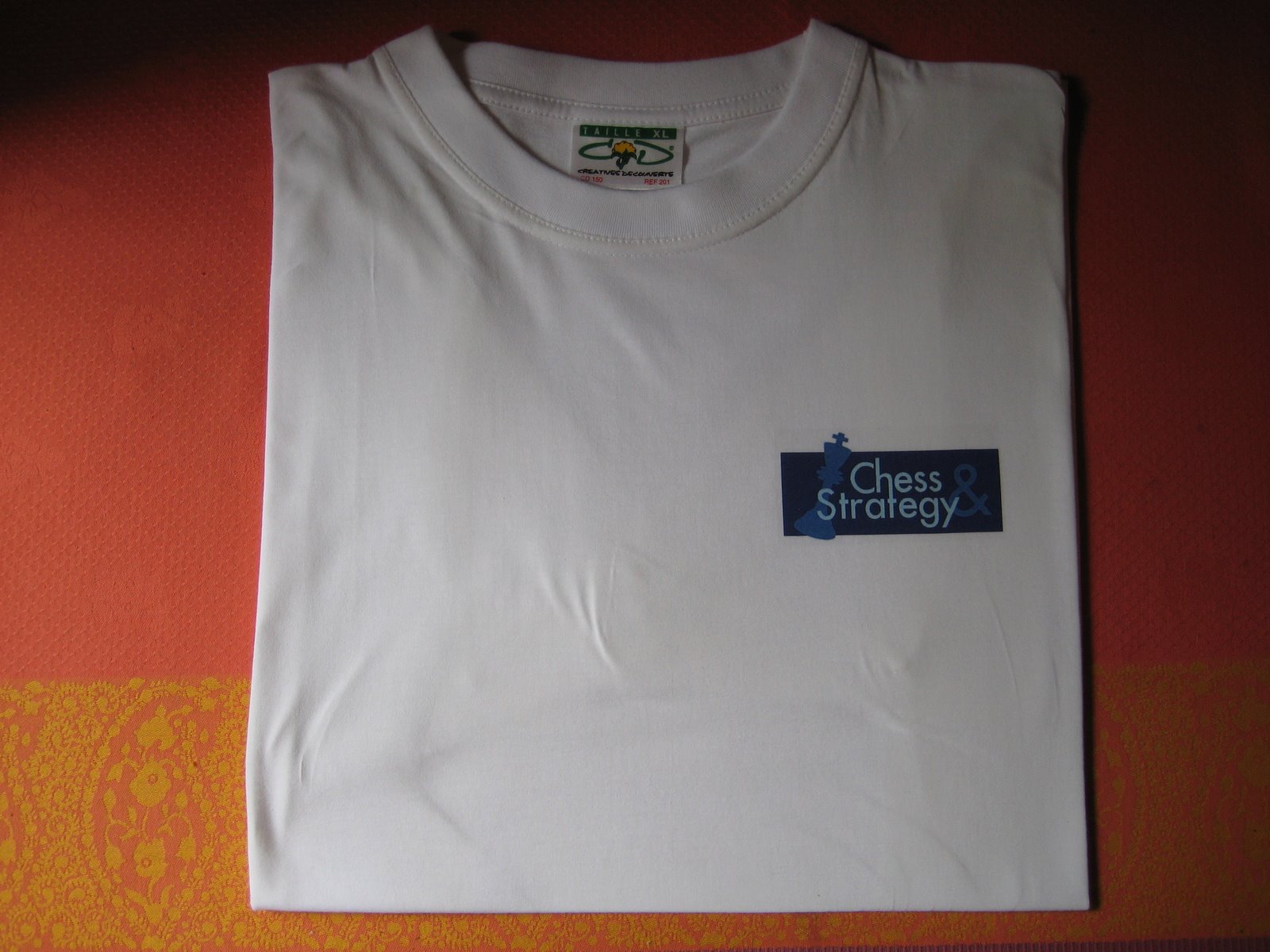 le tee-shirt Chess & Strategy (en vente exclusivement Chez Hermès) que les people vont porter cet été à Saint-Tropez !