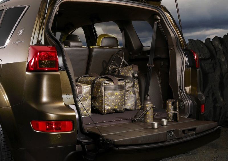 [peugeot-4007-holland-and-holland-concept-luggage-compartment.jpg]