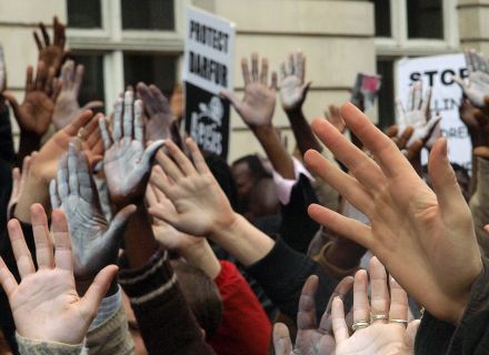 [Ativistas+levantam+mãos+espalmadas+em+protesto+contra+os+5+anos+do+conflito+em+Darfur,+em+frente+à+embaixada+sudanesa+em+Londres;+na+região+de+conflito,+20+soldados+sudaneses+morreram+no+sábado+à+noite+-+AFP+-+130408.jpg]