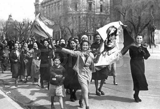 [Madrid_grupo_Mujeres_pancarta_Franco_07_de_Abril_1939.jpg]