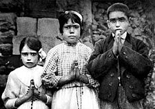 [225px-Fatima_children_with_rosaries.jpg]