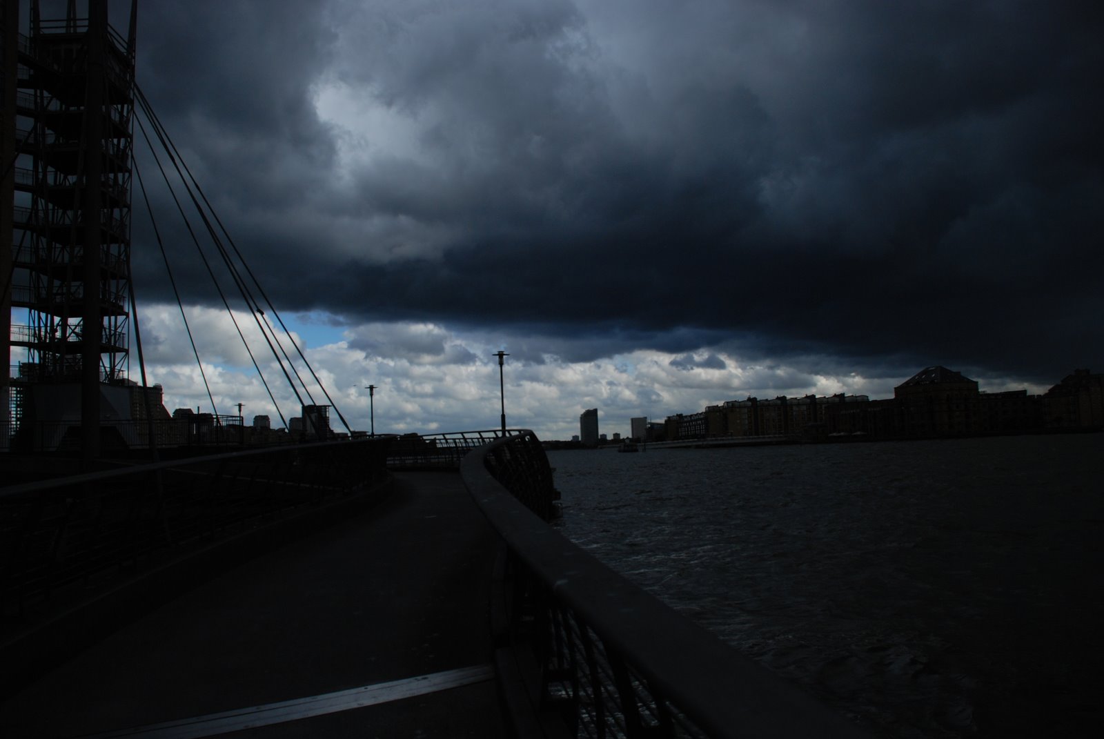 [20080706_stormy+day+wapping_2828.JPG]