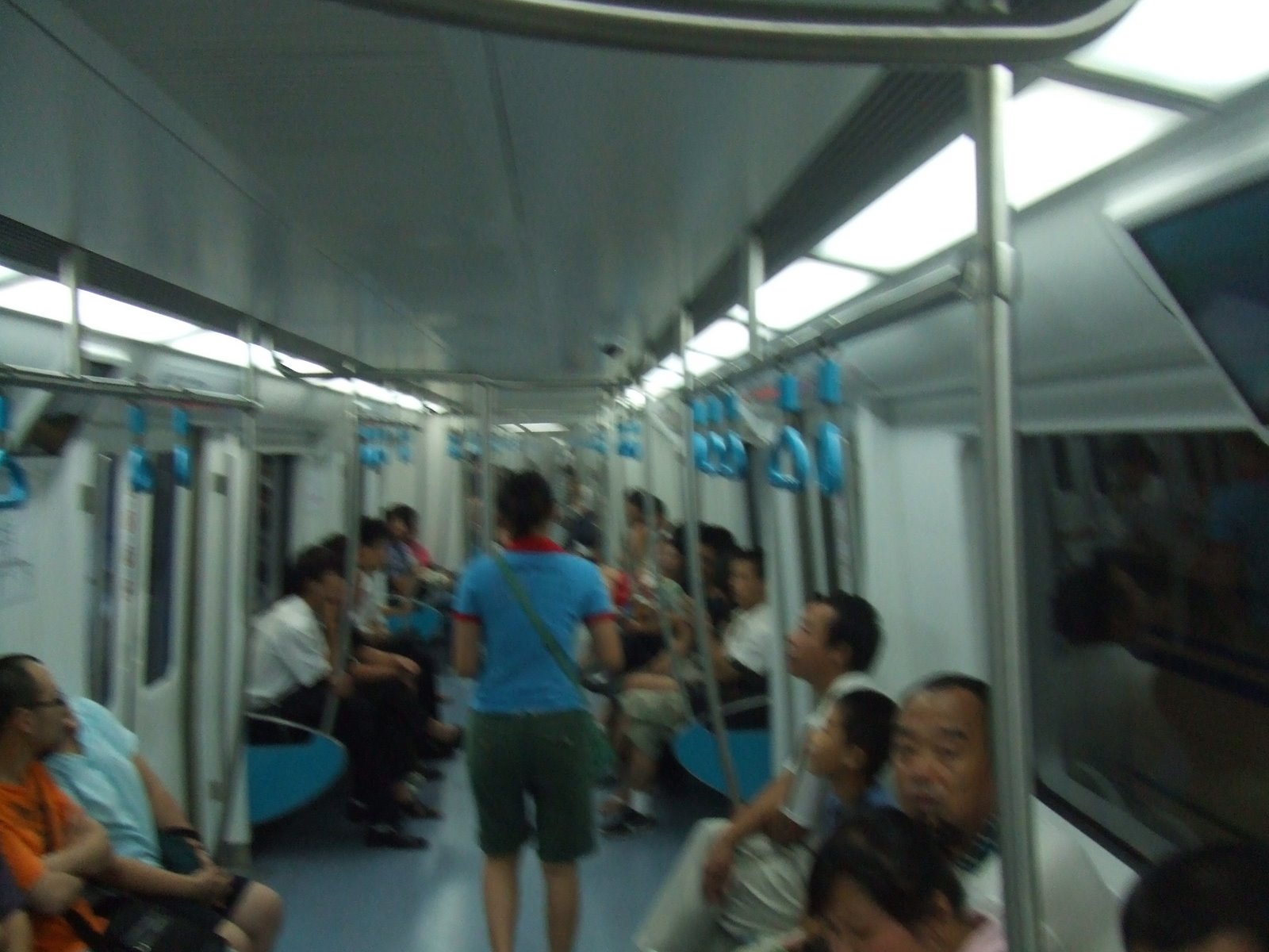 [Beijing+Subway+08+07+-+continuous+carriage.JPG]