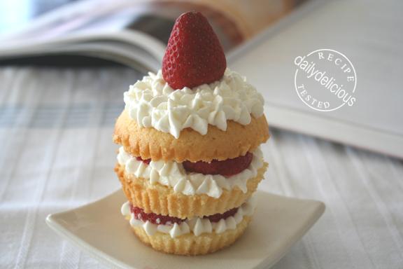 [Butter+cupcake+with+strawberry+and+cream.jpg]
