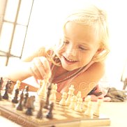[menina-tocando-xadrez-~-ks128473.jpg]