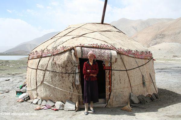 [uighur+femme+devant+son+yurt+Karakul+lac.jpg]