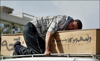 [Iraqi+mourns+over+coffin+of+his+brother+Apr+19+07++AFP+AHMAD+AL-rrubaye.jpg]
