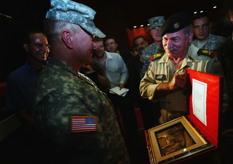 [Lt+gen+Dempsey+receiving+gif+from+Iraqi+Army+Commander+AFP+Getty.jpg]